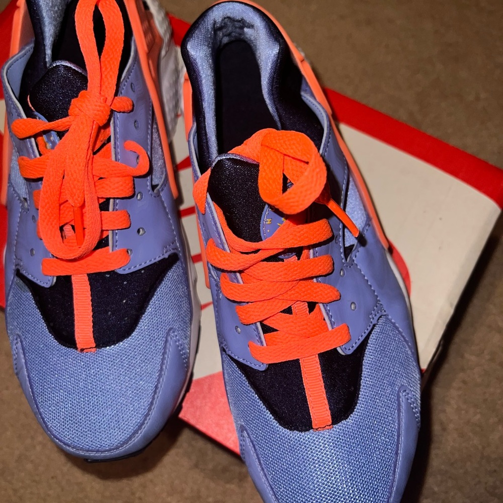 NEVER WORN. Nike huaraches sz6.5y or 8.5-9wmn